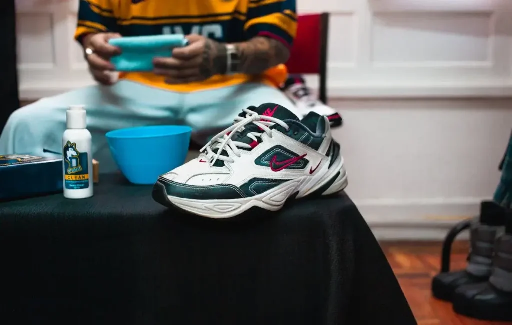 how to clean velvet shoes using cleaning solution and cloth